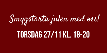 Texten "Smygstarta julen med oss! Torsdag 27/11 kl. 18-20" i vitt mot mörkröd bakgrund
