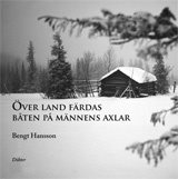 Över land färdas båten på männens axlar